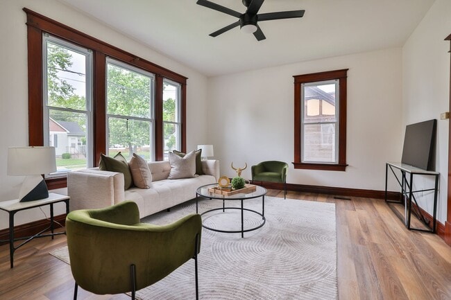 Building Photo - Newly Renovated Single Family Home