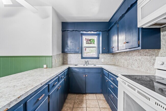 Building Photo - Charming Efficiency, Minutes from Texas Tech