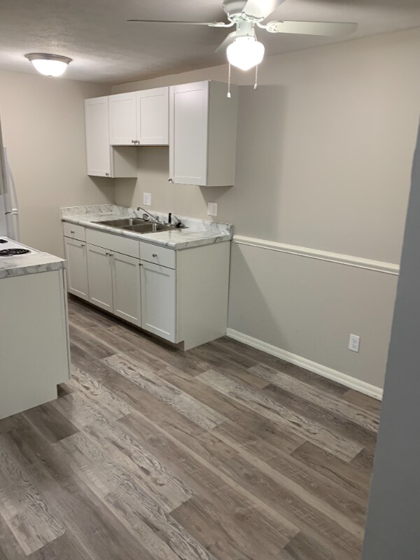 Building Photo - 554 West Ave