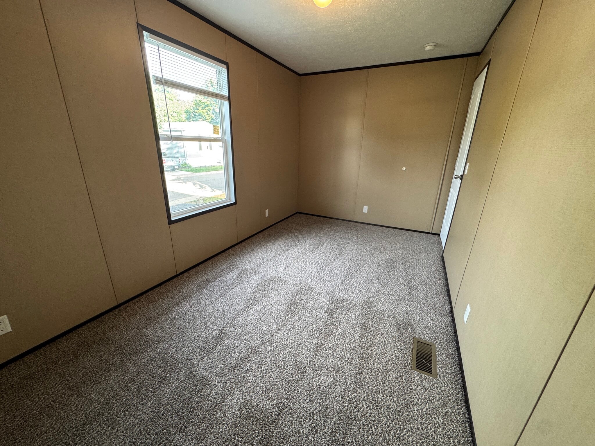 Building Photo - 48580 Pineview Dr