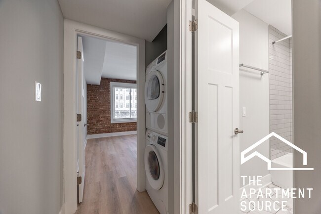 Building Photo - 1220 N La Salle Dr