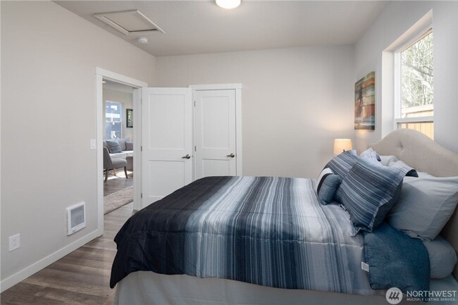 Building Photo - Roomy Updated Columbia City Home for Lease