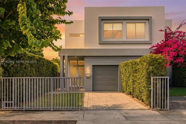 Building Photo - 2852 SW 32nd Ct