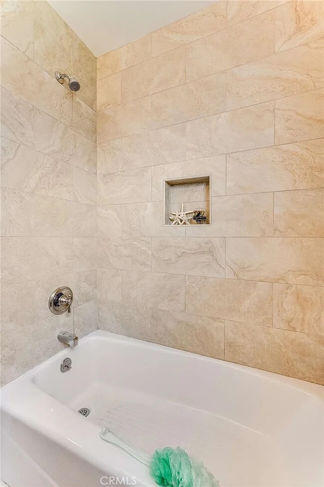 Building Photo - 7026 Schroll St