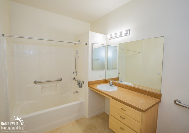 Building Photo - Lovely 1Bdm 1Ba Gated Condo in the Heart of Providence Area!