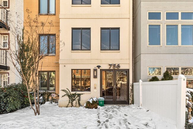 Building Photo - 756 Park Rd NW