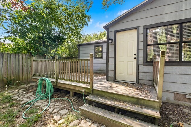 Building Photo - Beautiful home located in the heart of Fayetteville