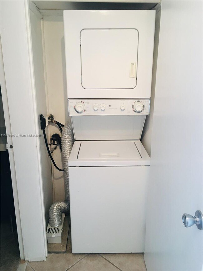 Building Photo - 1408 Brickell Bay Dr