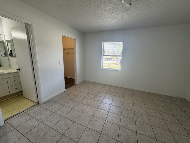 Building Photo - 710 NW Airoso Blvd