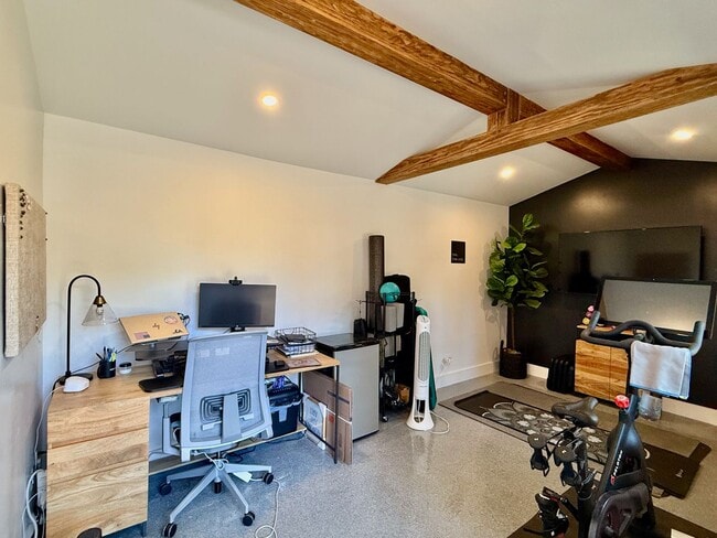 Building Photo - Furnished Santa Barbara 3 bedroom/2 bathroom Home