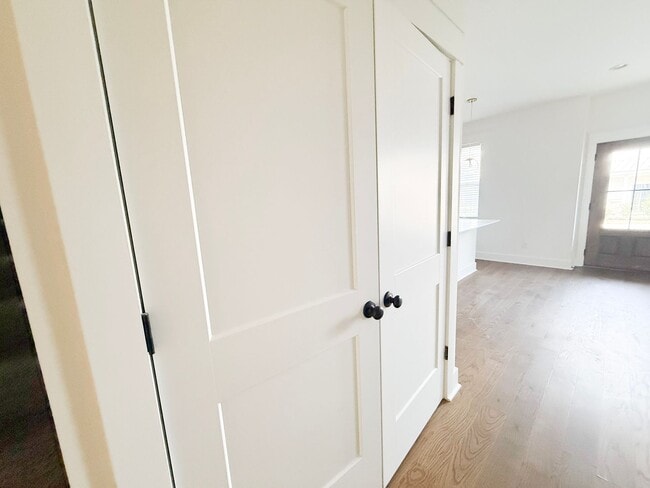 Building Photo - 4-Bedroom HOA Home with Pool Access Near Downtown Cookeville