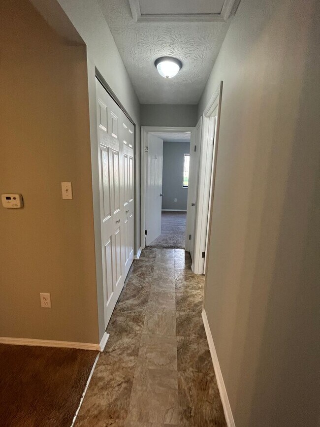Building Photo - Cozy 2 bed 1.5 Bath Condo With Car Port