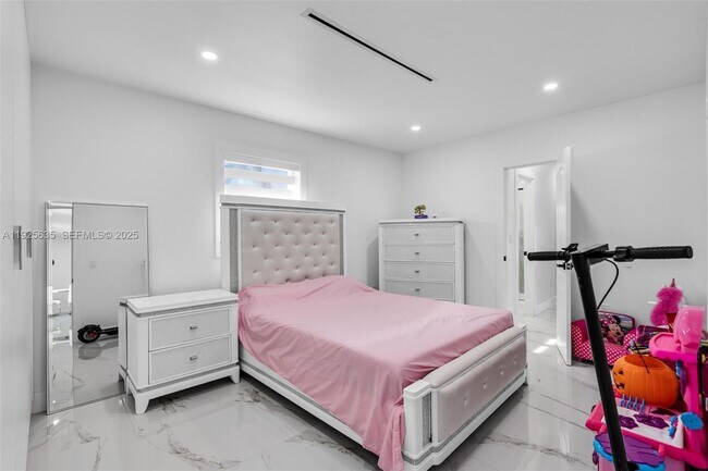 Building Photo - 864 W 69th Pl