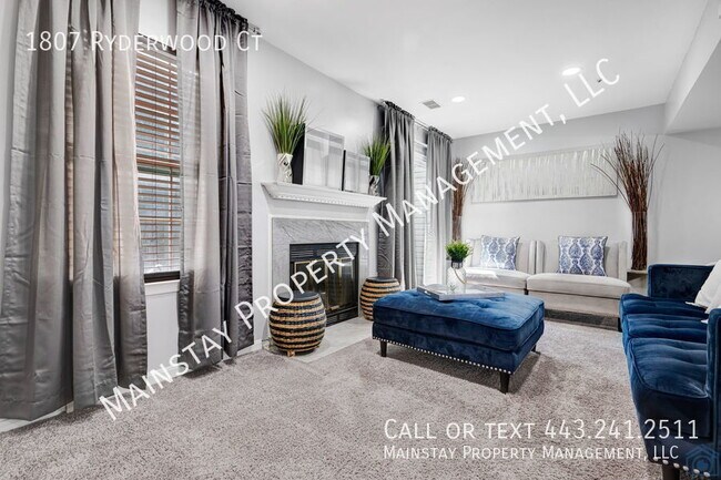 Building Photo - 3 Bedroom Townhome Optionally Furnished!