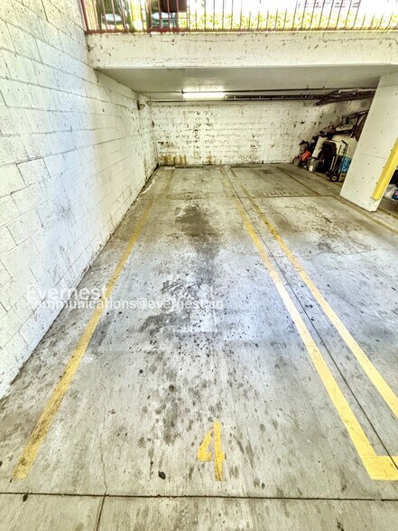 Building Photo - 522 Serrano Ave