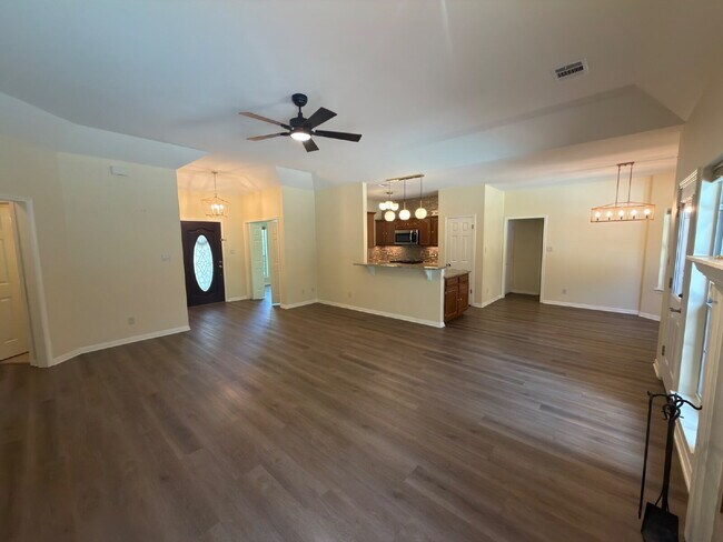 Building Photo - 3 bed 2 bath 2 car garage & pool.