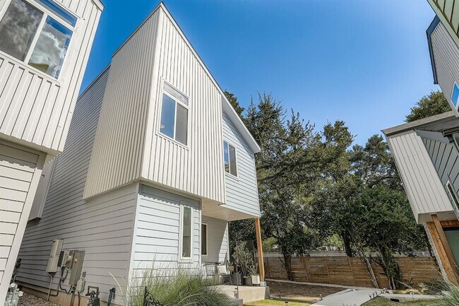 Building Photo - 814 N Bluff Dr