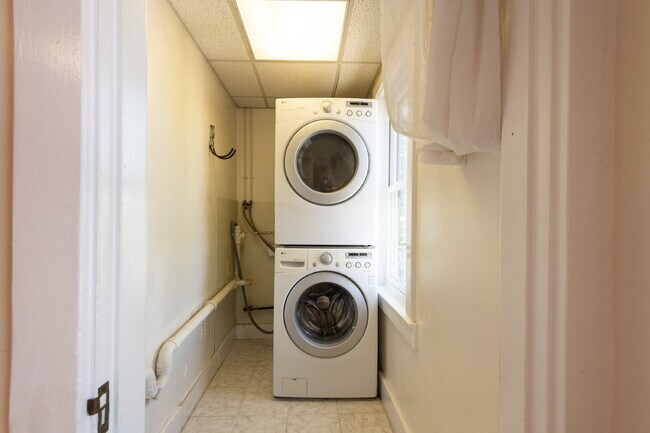 Building Photo - 1400 sf Fairmont Apartment with Washer/Dry...