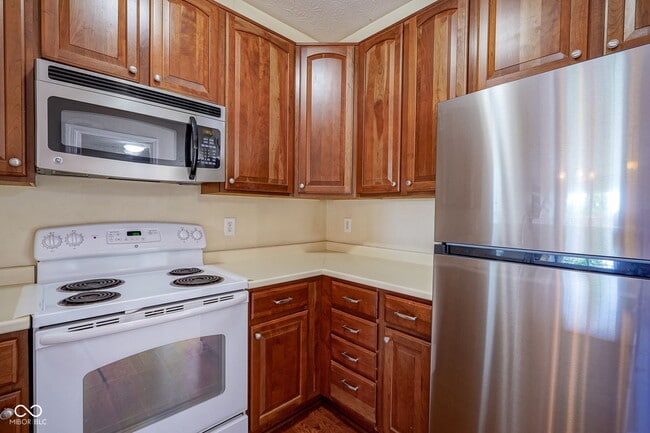 Building Photo - 952 Helston Ave