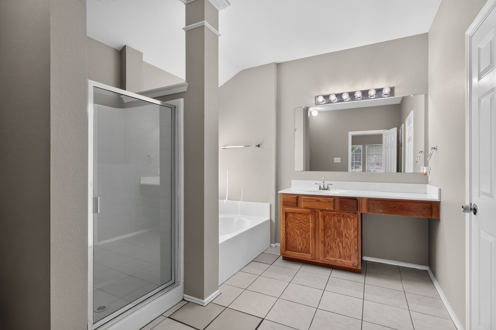 Building Photo - 217 Pinewood Trl