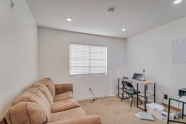 Building Photo - Taft GEM!