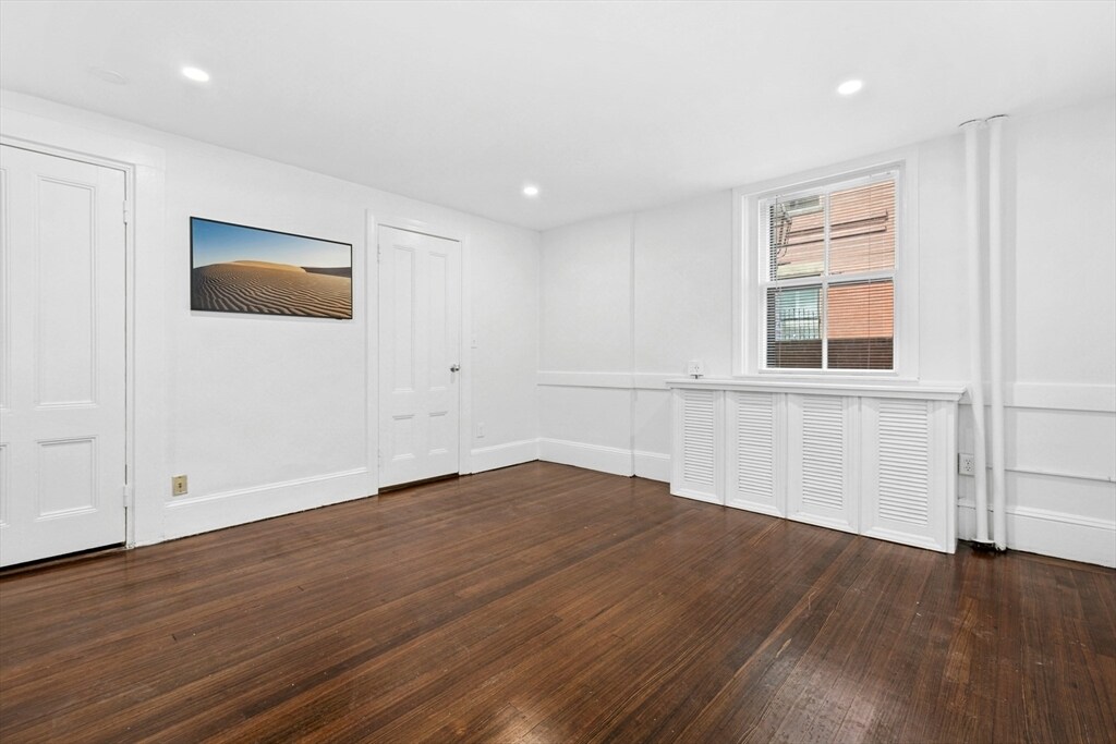 Building Photo - 49 Beacon St