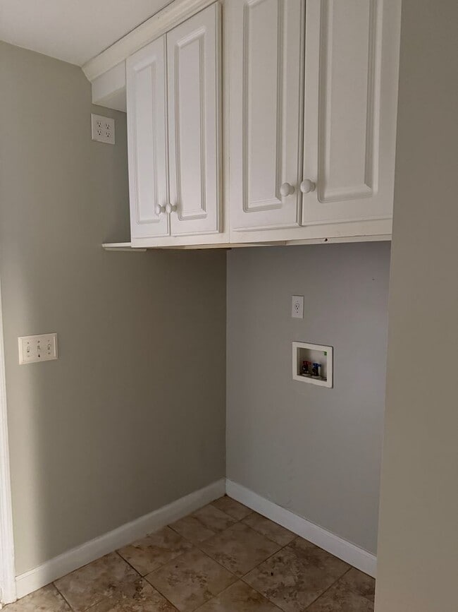 Building Photo - HOME FOR LEASE 4 BR 2 BATH RANCHSTYLE  SPLIT FLOOR PLAN AND OPEN  LARGE  FENCED BACKYARD  CONVENI...