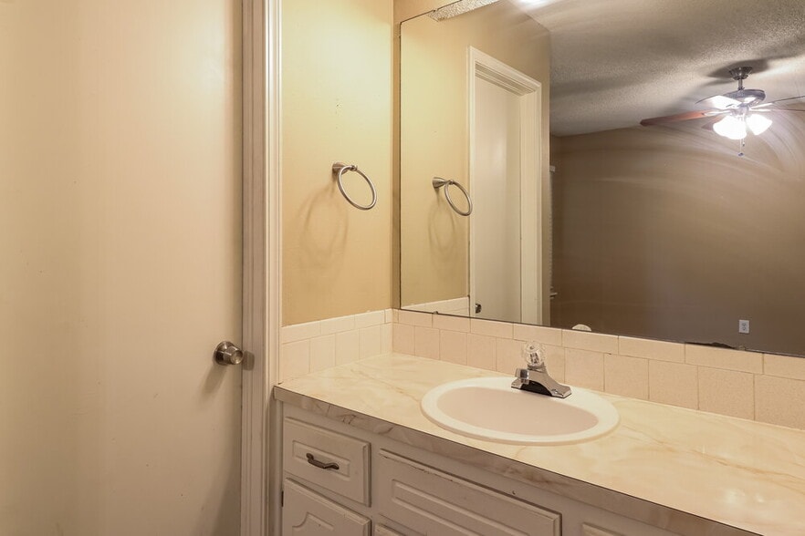 Building Photo - 1212 SE 11th St