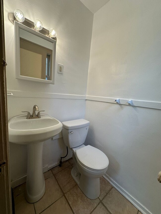 Building Photo - 1119 Alexander St SE