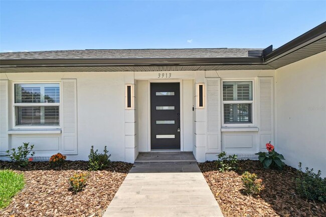 Building Photo - 3913 Fontainebleau Dr