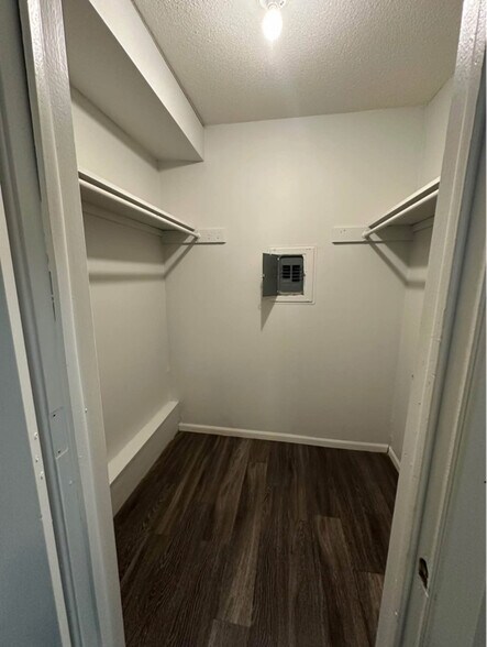 Building Photo - 2430 Muscatine Ave