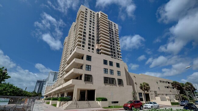 Building Photo - 2555 Collins Ave