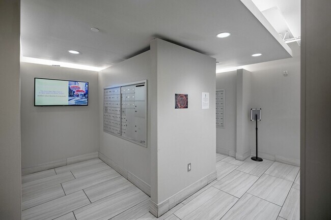 Building Photo - Glass House 1 Bed 1 Bath High Rise Condo w/ Mountain & City Views!!