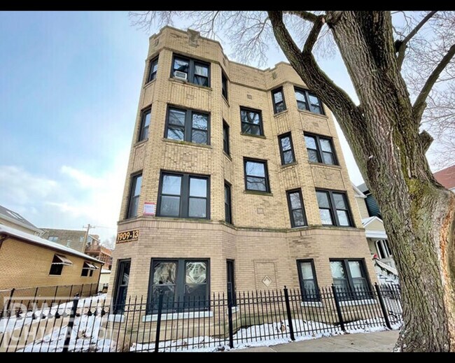 Primary Photo - 1911 W Larchmont Ave