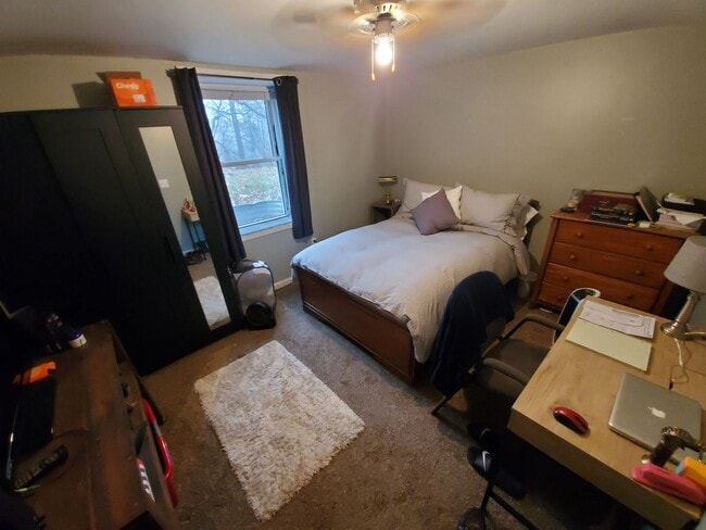 Building Photo - AVAILABLE JUNE! - 7 Bed 3 Bath Home!