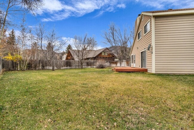 Building Photo - Prime Park Meadows Home