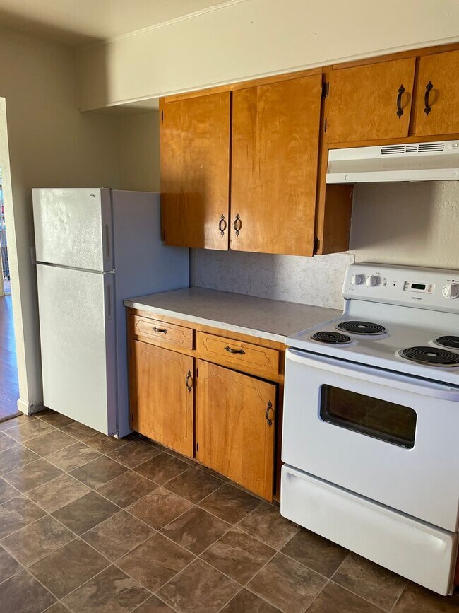 Building Photo - 2 BED/1 BATH - END UNIT WITH CITY VIEW & PET FRIENDLY