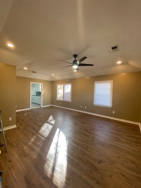 Spacious living room - 2423 26th St