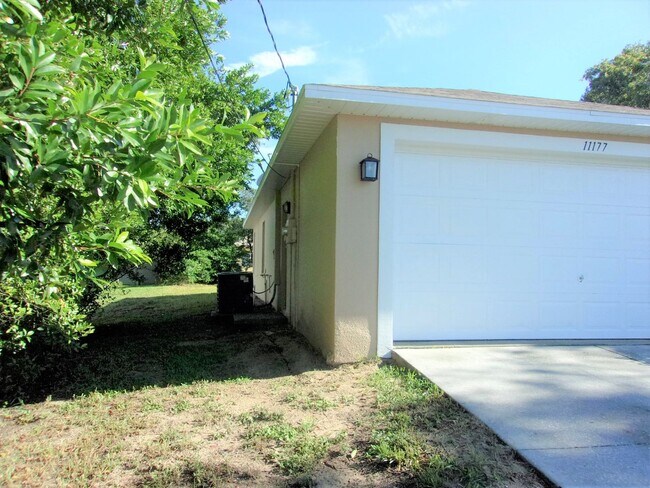 Building Photo - Centrally Located 3 Bedroom Single Family Home