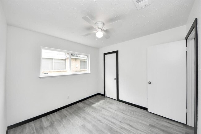 Building Photo - 4015 Lufborough Dr