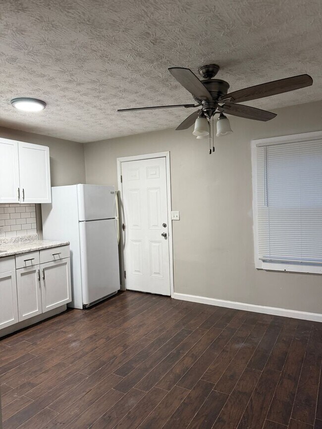 Building Photo - 3 bed 1 bath home for rent!