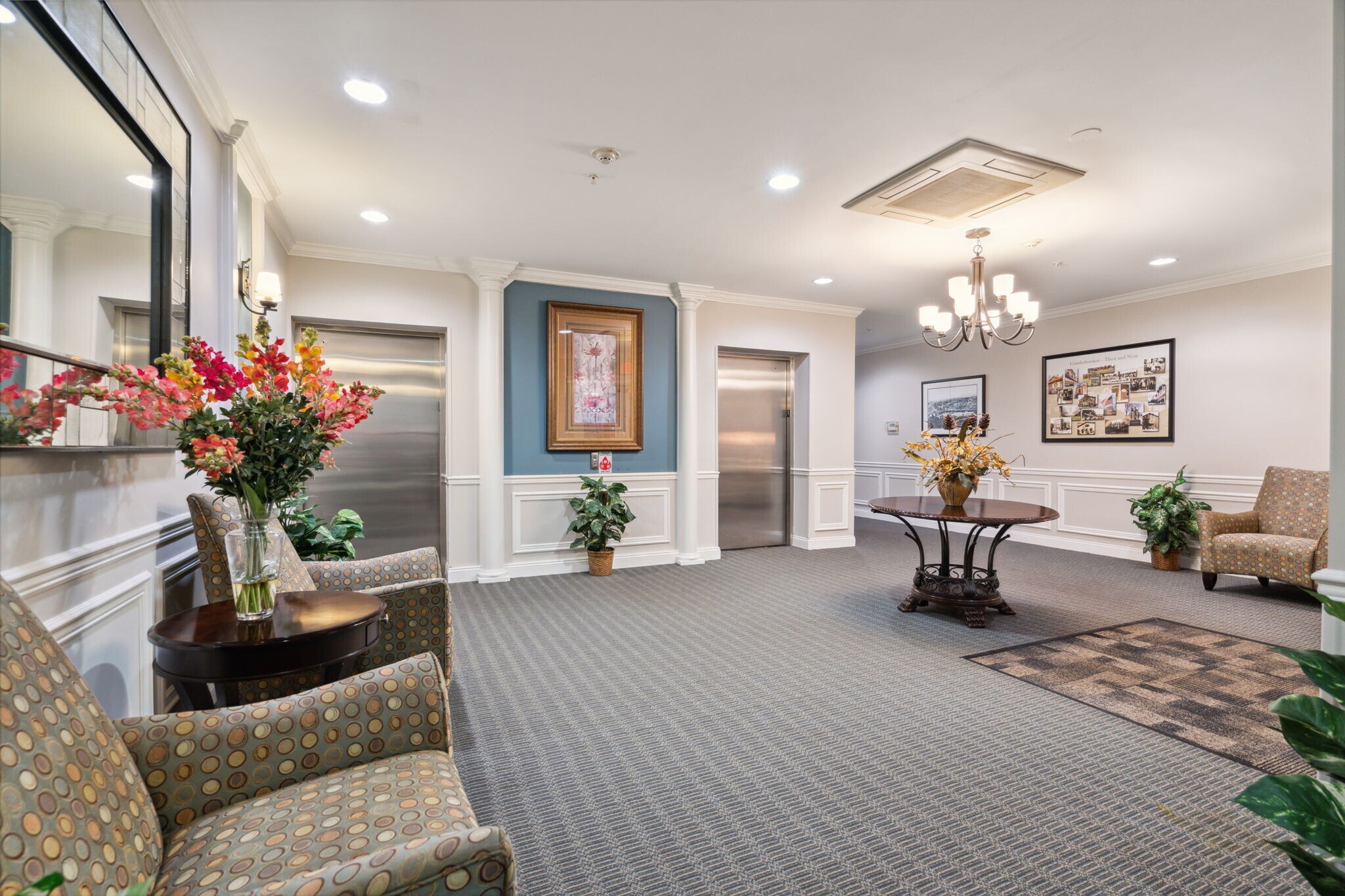 Building Photo - 300 W Elm St