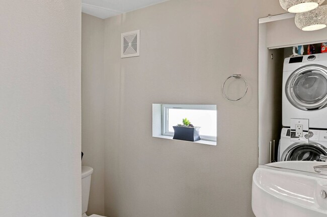 Building Photo - City View Haven: Modern 2-Bed Townhome in ...