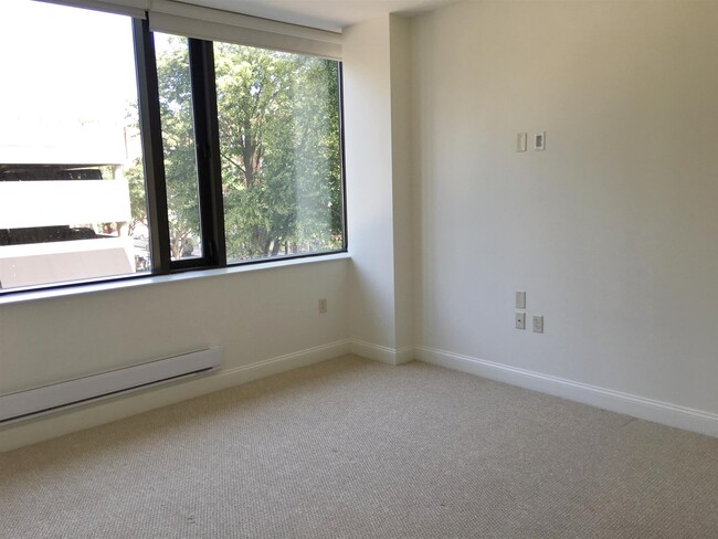 Building Photo - 875 Elm St