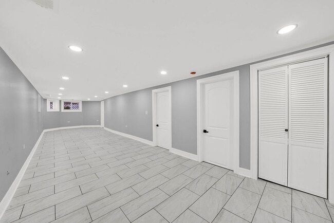 Building Photo - 6607 S Oakley Ave