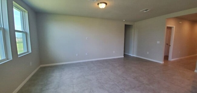 Building Photo - 3-Bedroom, 2-Bathroom in Winter Haven (Vil...