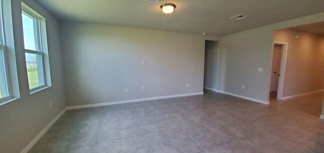 Building Photo - LIKE NEW!! 3-Bedroom, 2-Bathroom in Winter...