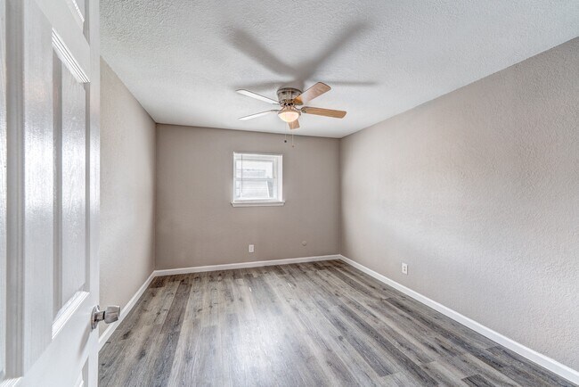 Building Photo - 523 Spring Dr
