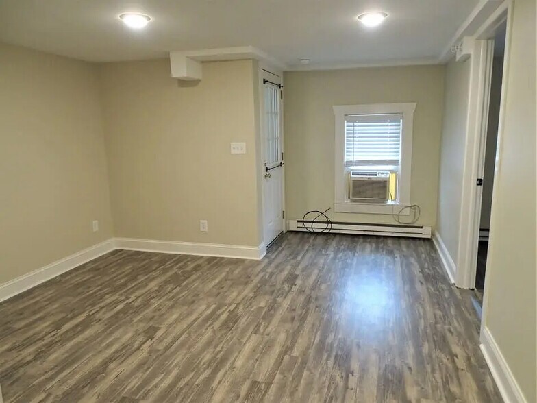 Building Photo - 125 E Main St