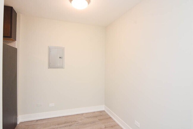 Building Photo - 533 W Surf St